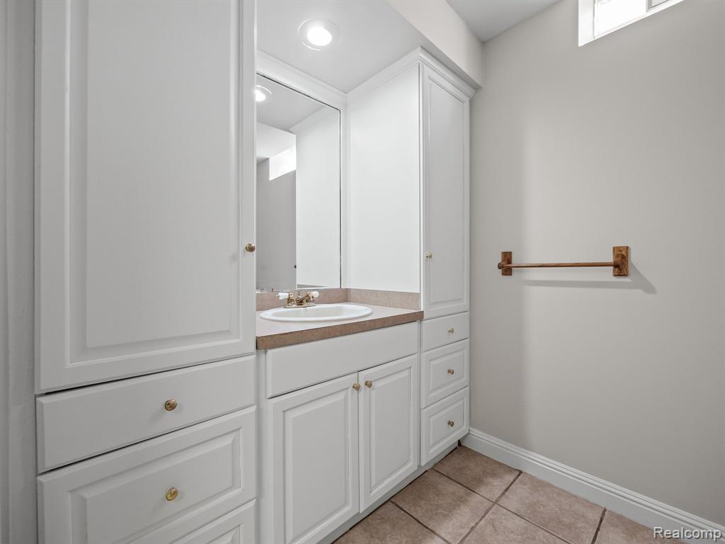 730 RED MAPLE Lane, Wixom, MI 48393 — Photo 23