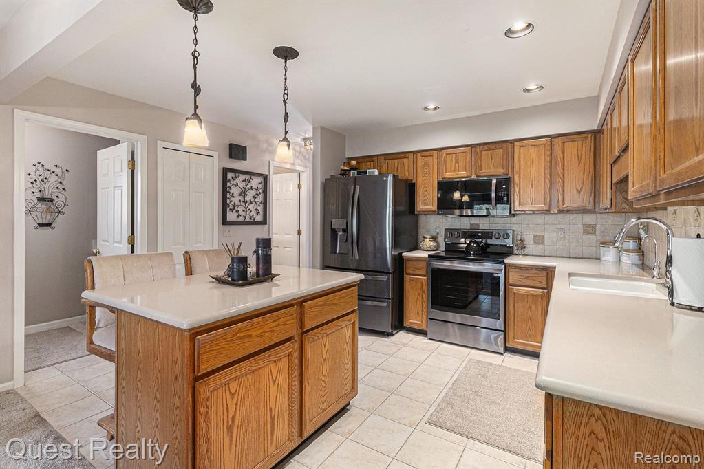 7897 MEADOW Drive, Waterford, MI 48329 — Photo 11