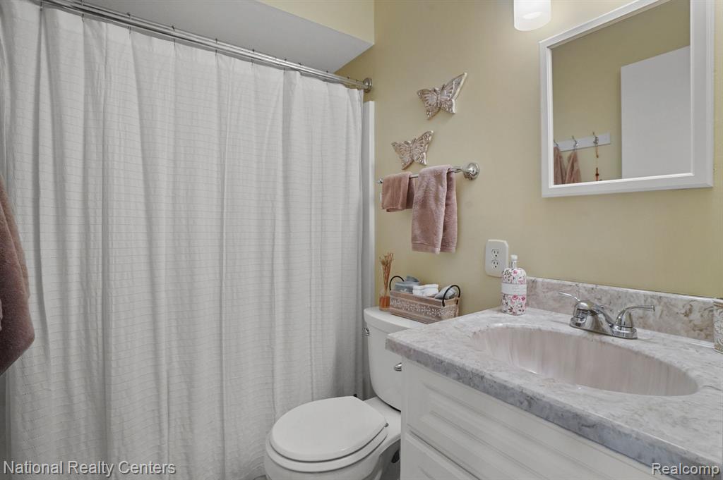 9812 ATWOOD Drive, South Lyon, MI 48178 — Photo 32