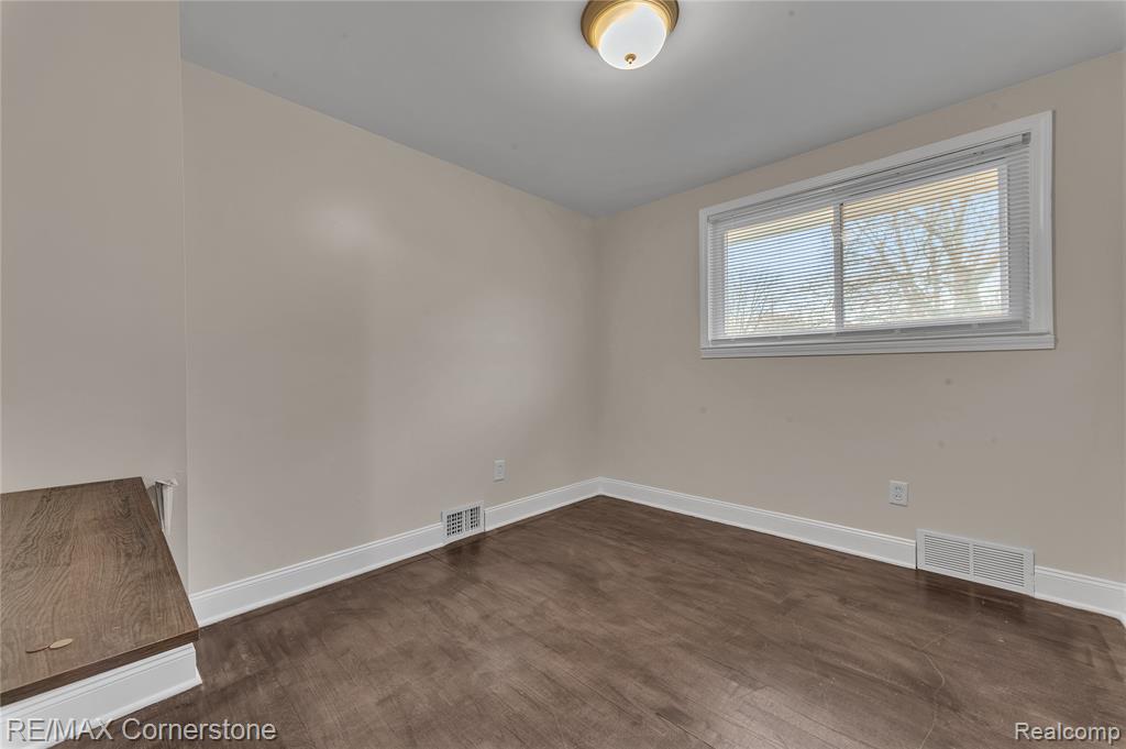 6797 Chirrewa Street, Westland, MI — Photo 15