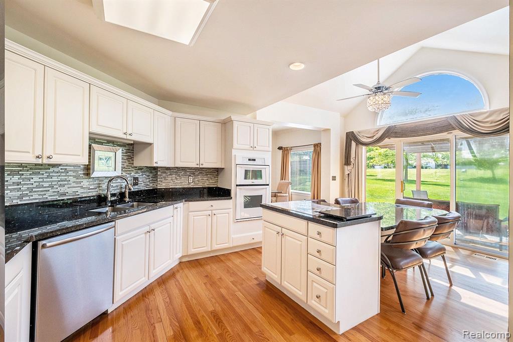 16480 DUSKLIGHT Drive, Fenton, MI 48430 — Photo 13