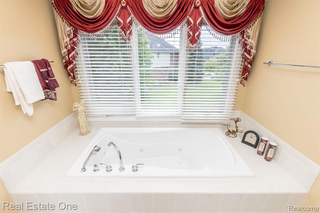 18090 Peninsula Way, Northville, MI 48168 — Photo 60
