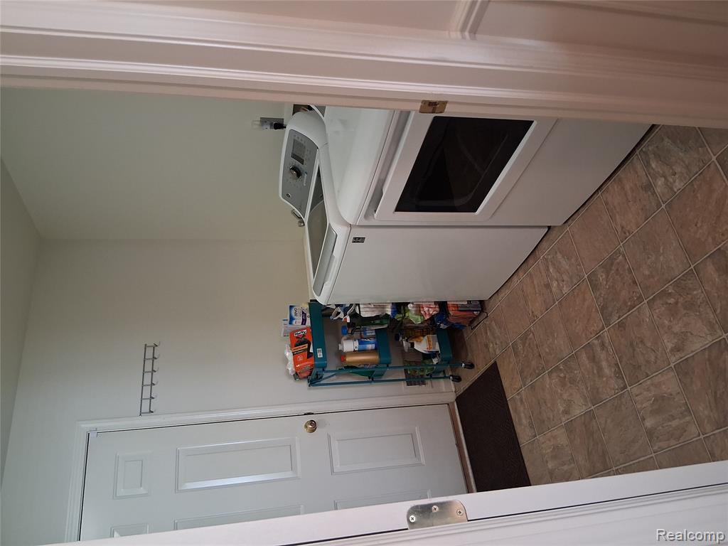 415 Lake Laura Drive, Pontiac, MI 48341 — Photo 23