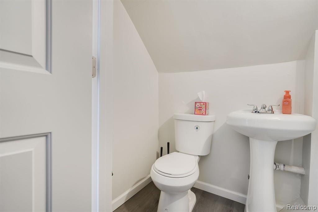 71 W DALLAS Avenue, Madison Heights, MI 48071 — Photo 17