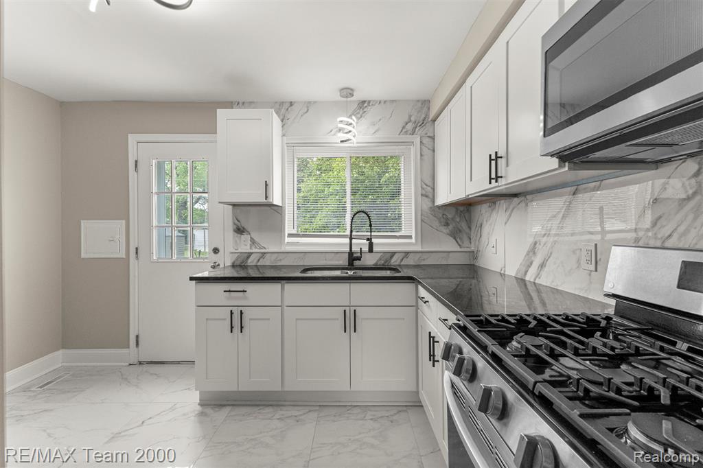 4652 Raymond Avenue, Dearborn Heights, MI 48125 — Photo 12