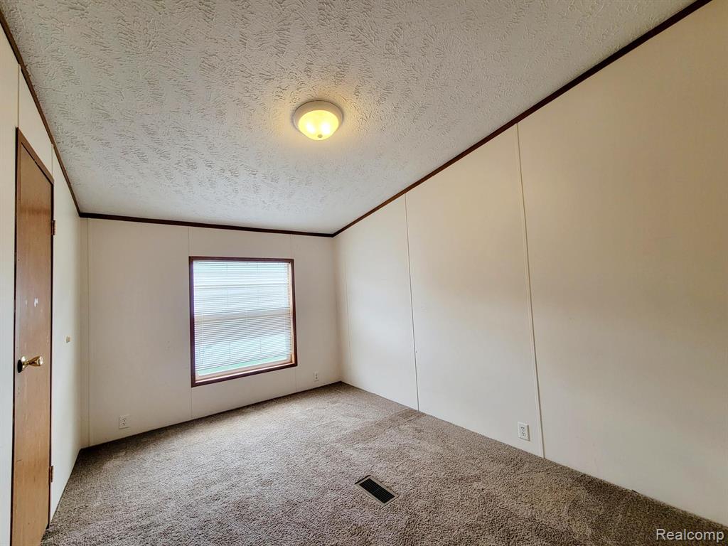 93 Woodcrest Drive, Swartz Creek, MI 48473 — Photo 8