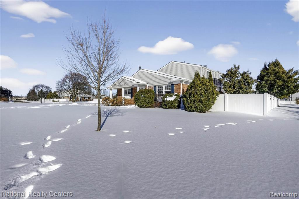24825 Olde Orchard Street, Novi, MI — Photo 3