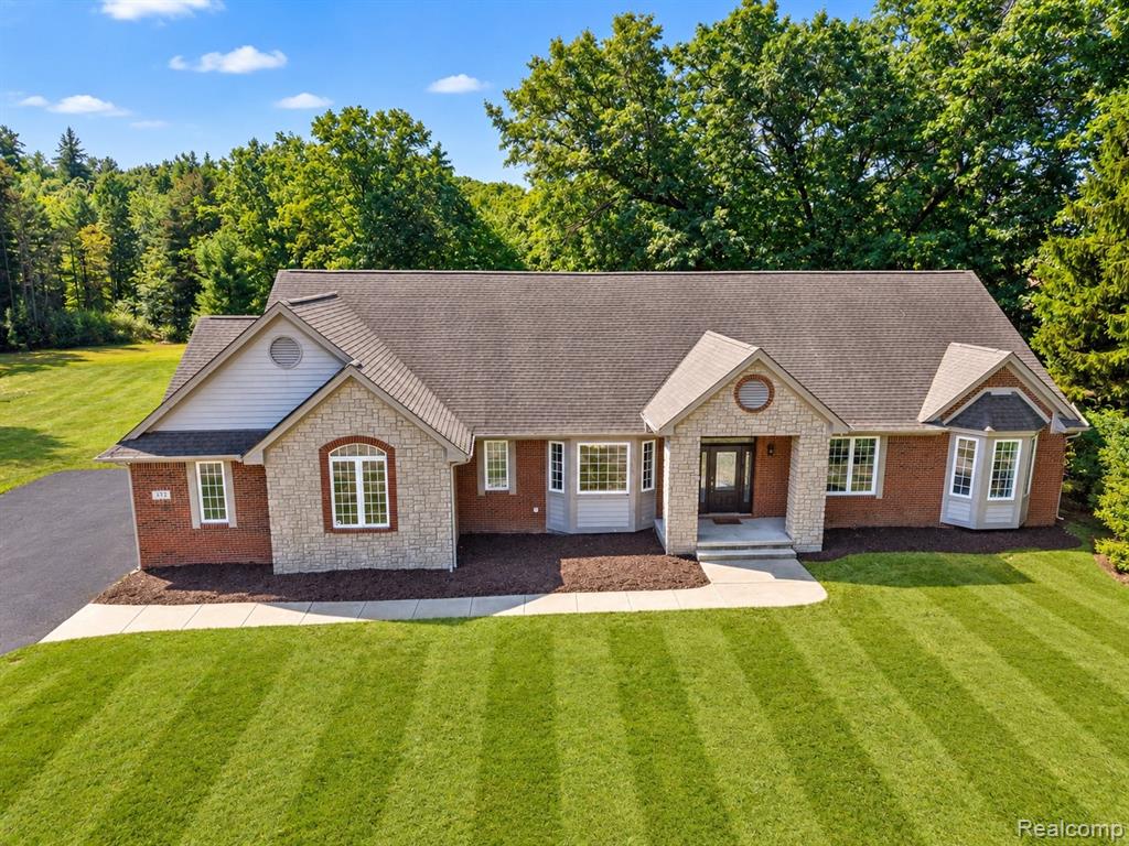 372 Hunters Ridge Drive, Ortonville, MI 48462
