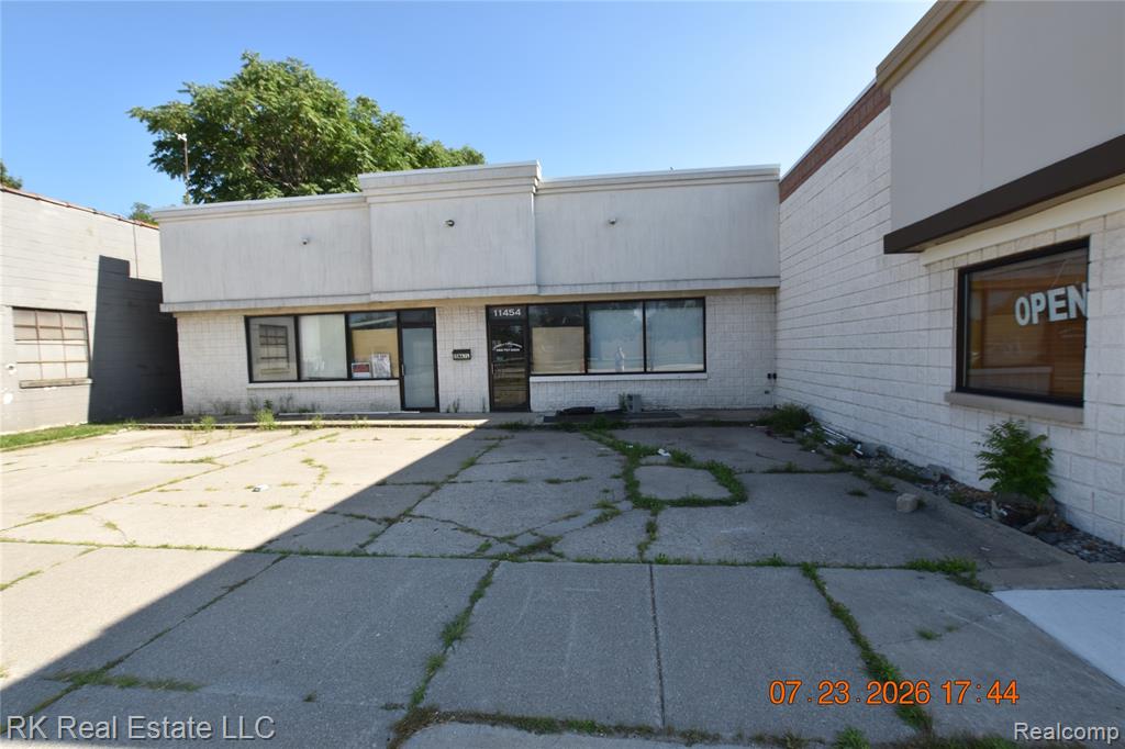 9 Mile Road, Warren, MI 48089