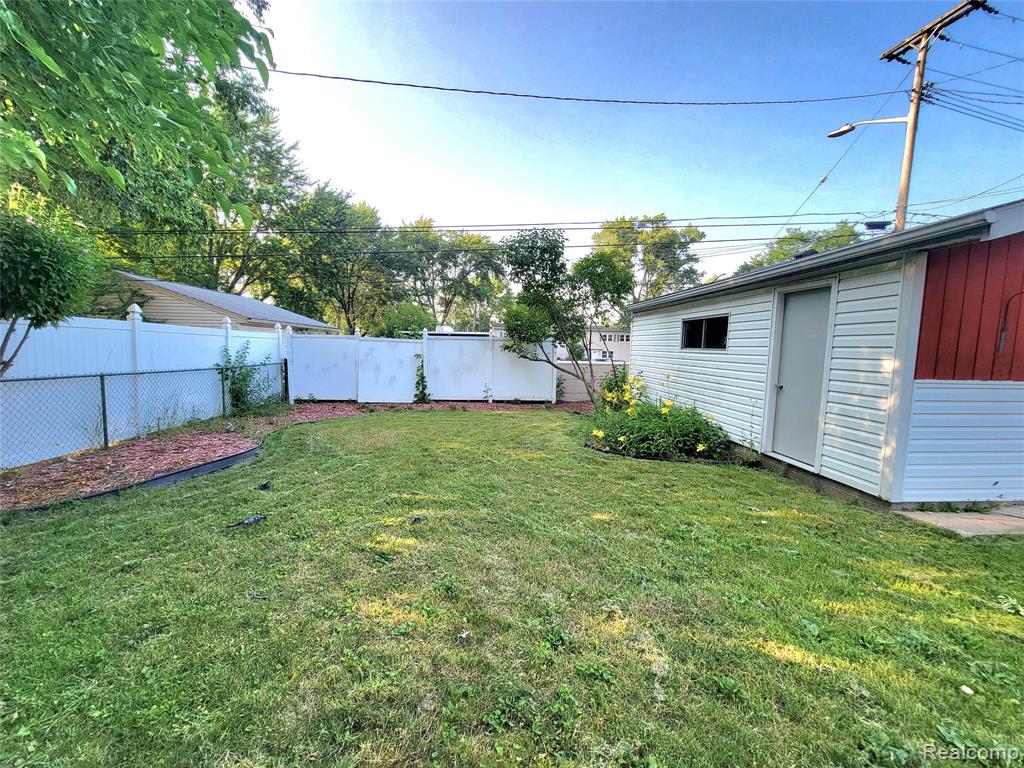 8527 State Park, Center Line, MI 48015 — Photo 16