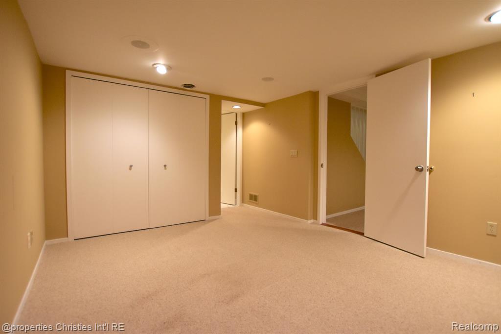 1752 S HILL Boulevard, Bloomfield Hills, MI 48304 — Photo 34
