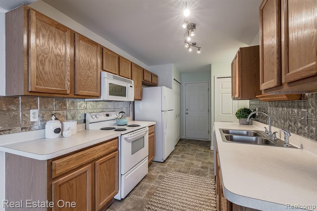 1277 Edelweiss Lane, Waterford, MI 48327 — Photo 10