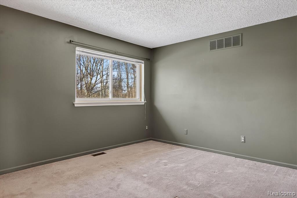 4364 S Meadow Drive, Waterford, MI 48329 — Photo 24