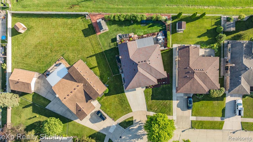 39611 HOLIDAY Drive, Sterling Heights, MI 48313 — Photo 29