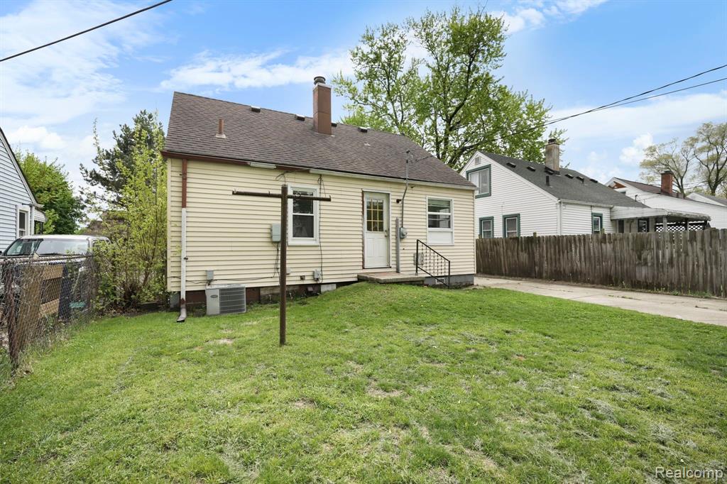 933 E ROWLAND Avenue, Madison Heights, MI 48071 — Photo 22
