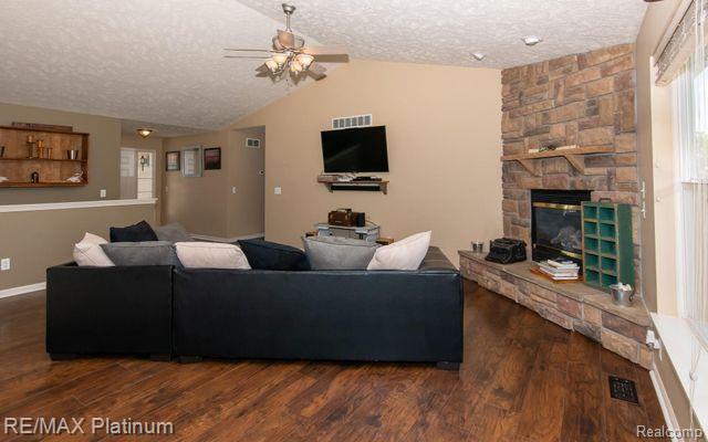 792 GLENLIVET Street, Howell, MI 48843 — Photo 17