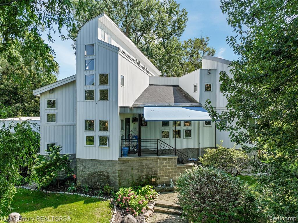 275 Angola Street, Wolverine Lake, MI 48390 — Photo 2