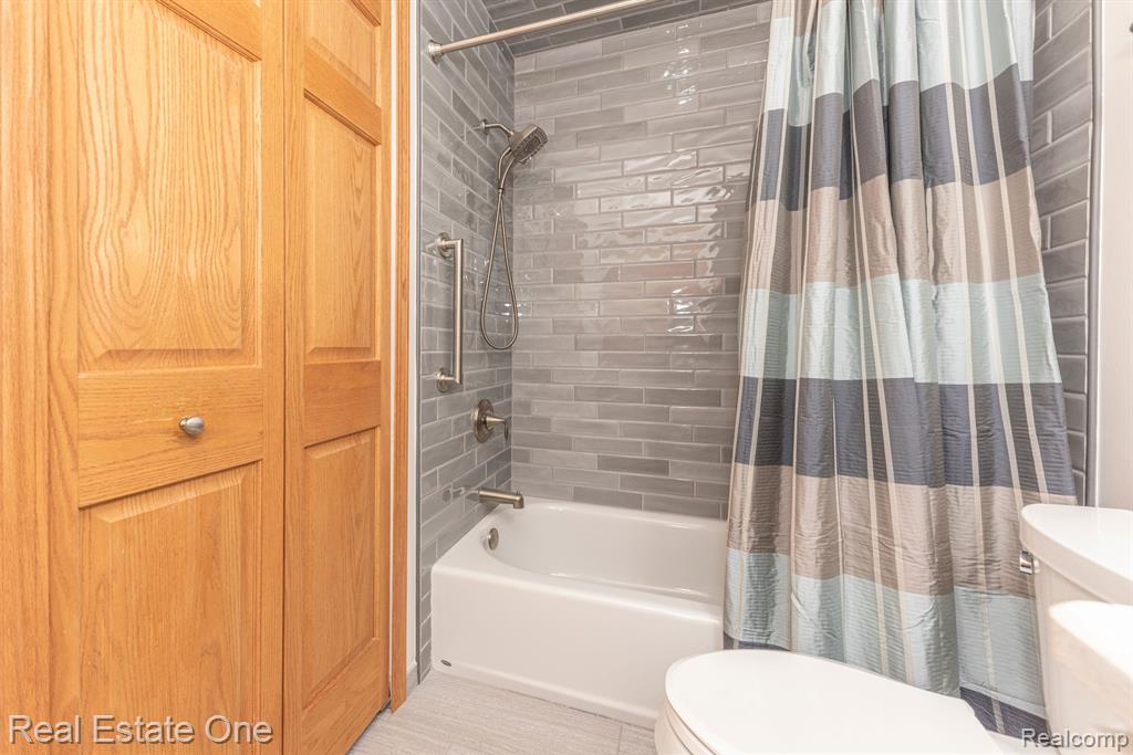 61024 Evergreen Court, 23, South Lyon, MI 48178 — Photo 18