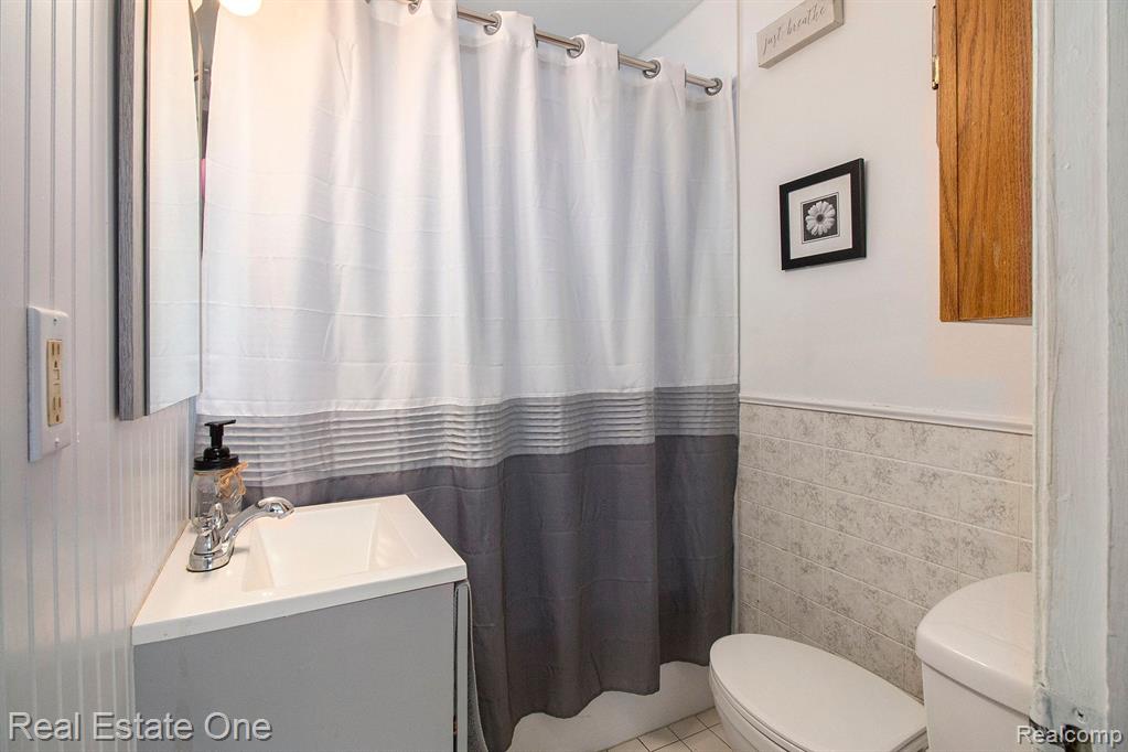 5686 LAKE GROVE Drive, White Lake, MI 48383 — Photo 11