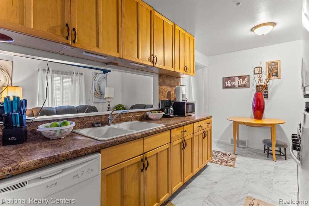 38068 SHERWOOD Street, Westland, MI — Photo 14