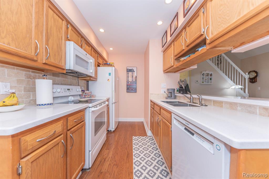21118 E GLEN HAVEN Circle, Northville, MI 48167 — Photo 7