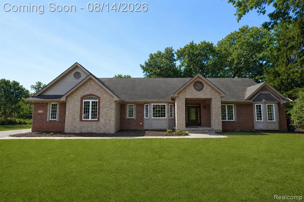 372 Hunters Ridge Drive, Ortonville, MI 48462