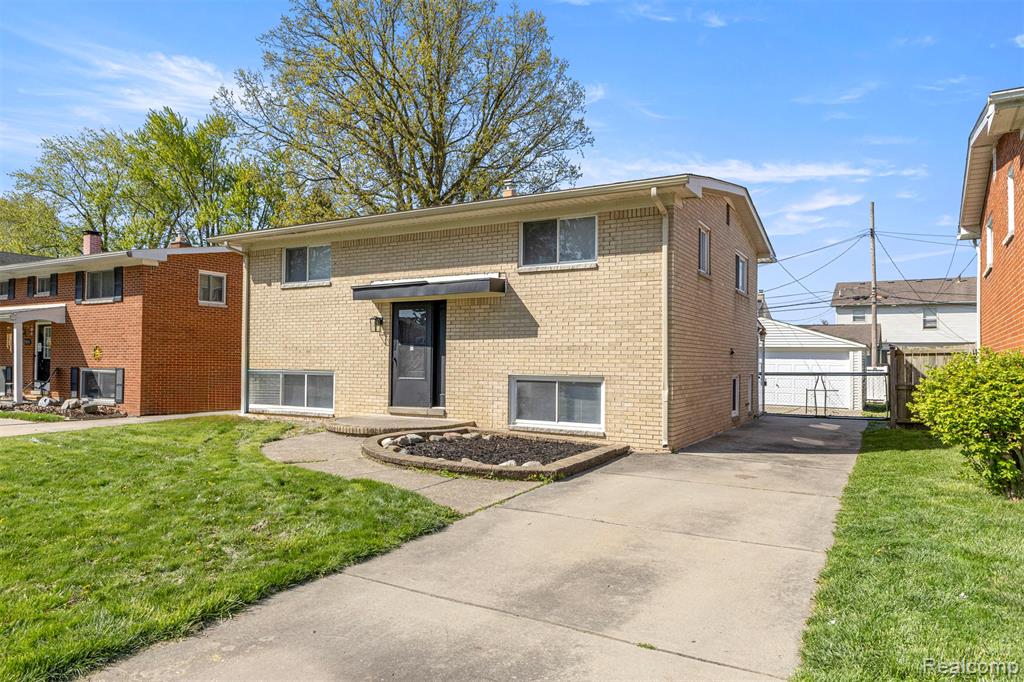 30022 White Street, Rockwood, MI — Photo 2