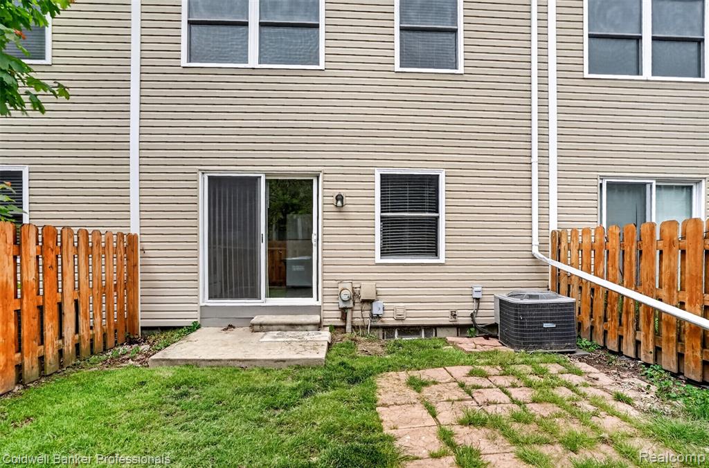 902 Little Hill Court, Rochester Hills, MI 48307 — Photo 18