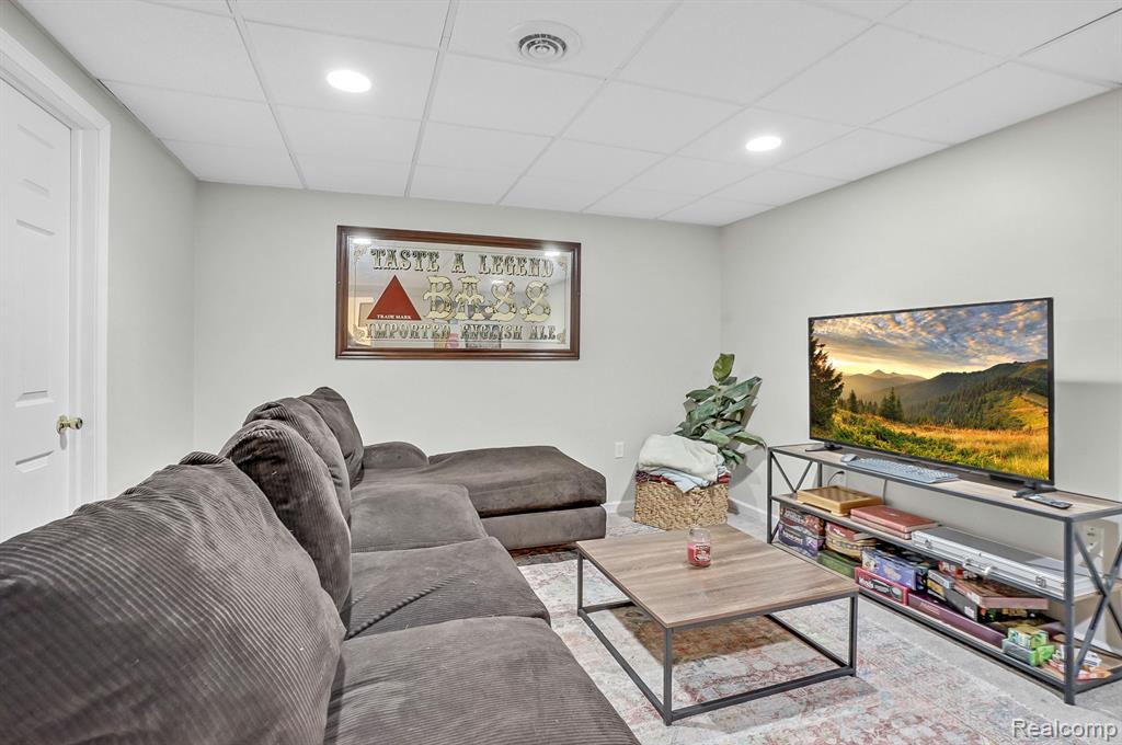 525 WINWOOD Circle, Walled Lake, MI 48390 — Photo 38