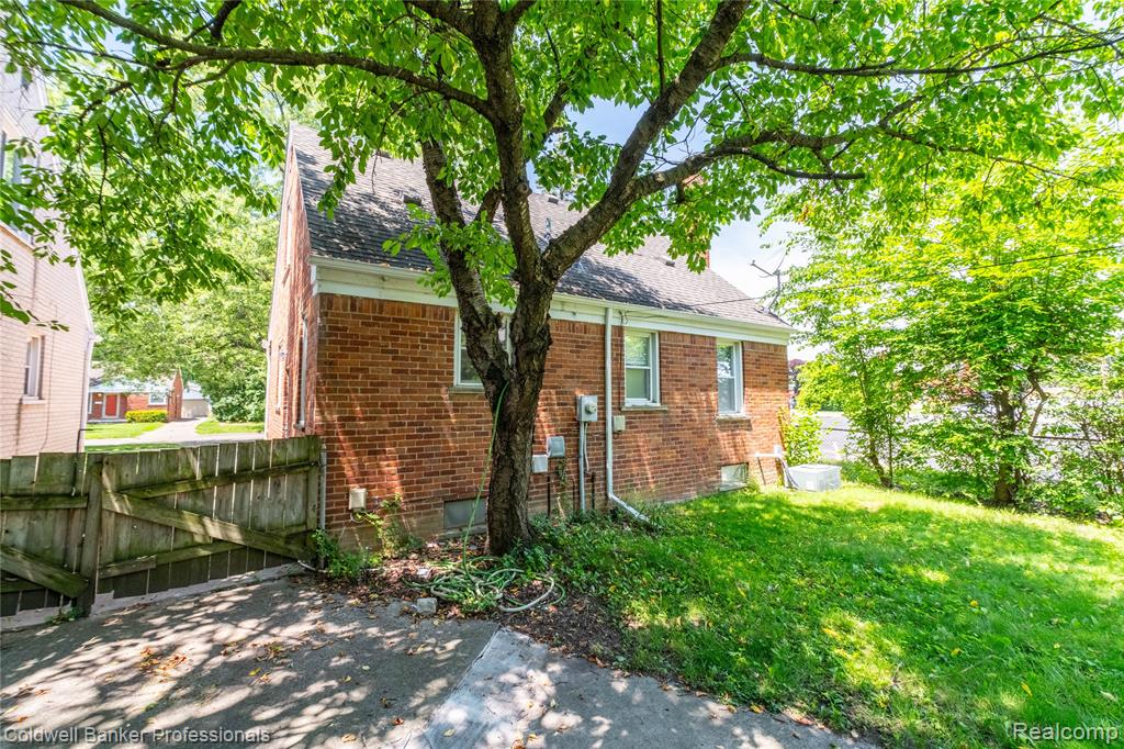 9388 Salem, Redford, MI 48239 — Photo 25