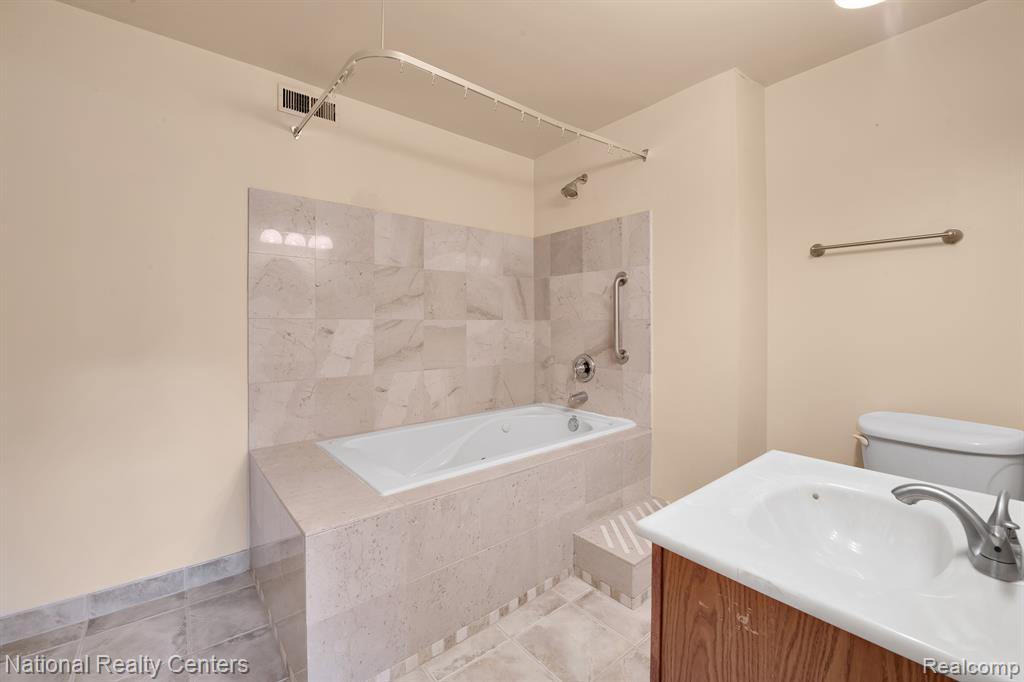 29214 W CHANTICLEER Drive, Southfield, MI 48034 — Photo 25