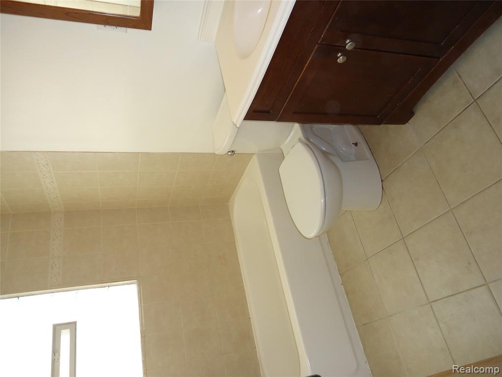 829 HUDSON Street, Wyandotte, MI 48192 — Photo 9