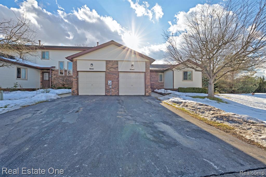 9045 E BLUEWATER Drive, Clarkston, MI 48348 — Photo 38