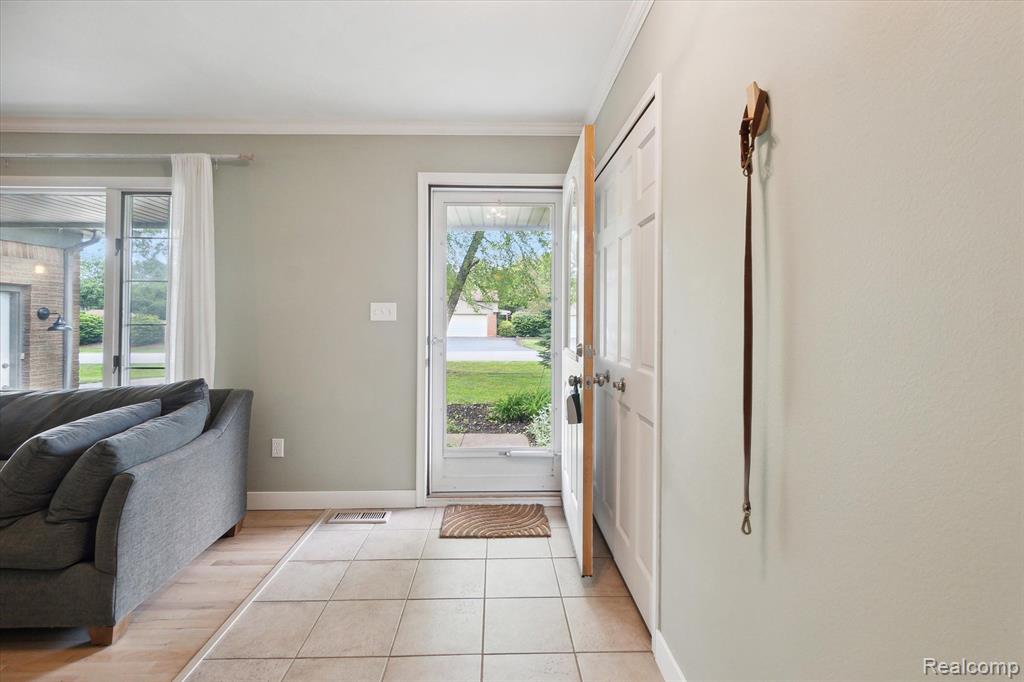 4015 VILLAGE Square, Brighton, MI 48114 — Photo 10