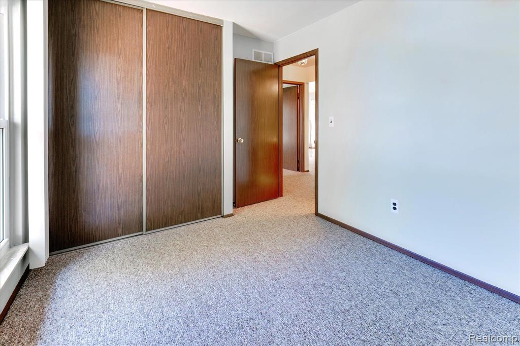 2702 ROUNDTREE Drive, Troy, MI 48083 — Photo 17
