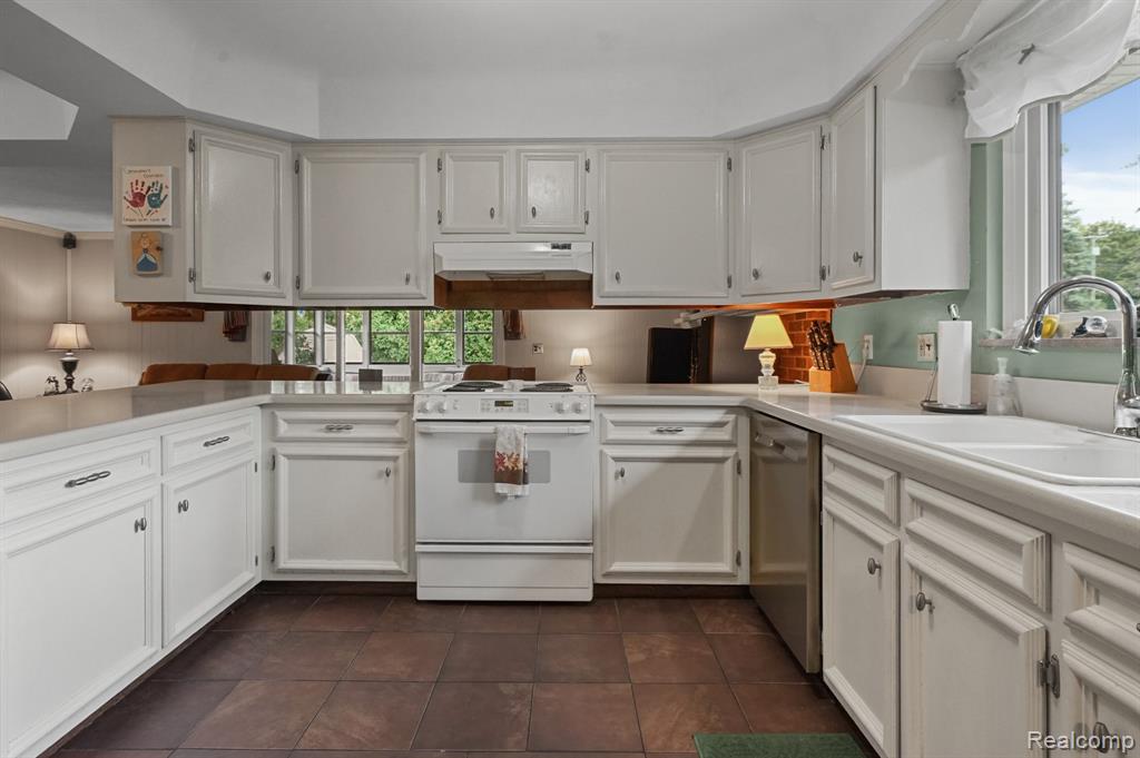 6989 Fredmoor Drive, Troy, MI 48098 — Photo 13