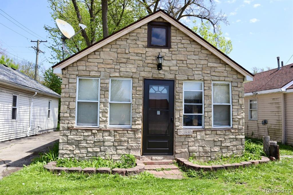 1833 CASS LAKE Road, Keego Harbor, MI 48320 — Photo 2