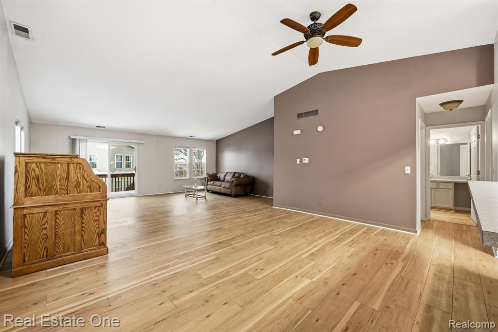 4885 Oak Hill Drive, 20, Waterford, MI 48329 — Photo 5