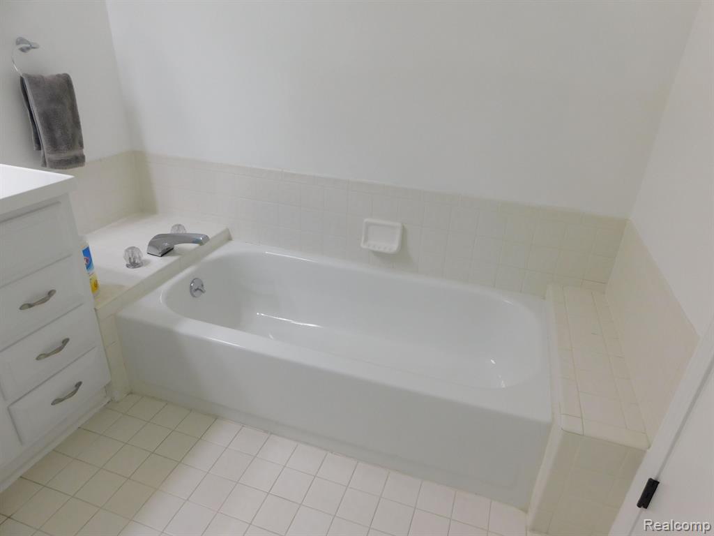 43175 W KIRKWOOD Drive, Clinton Twp, MI 48038 — Photo 38