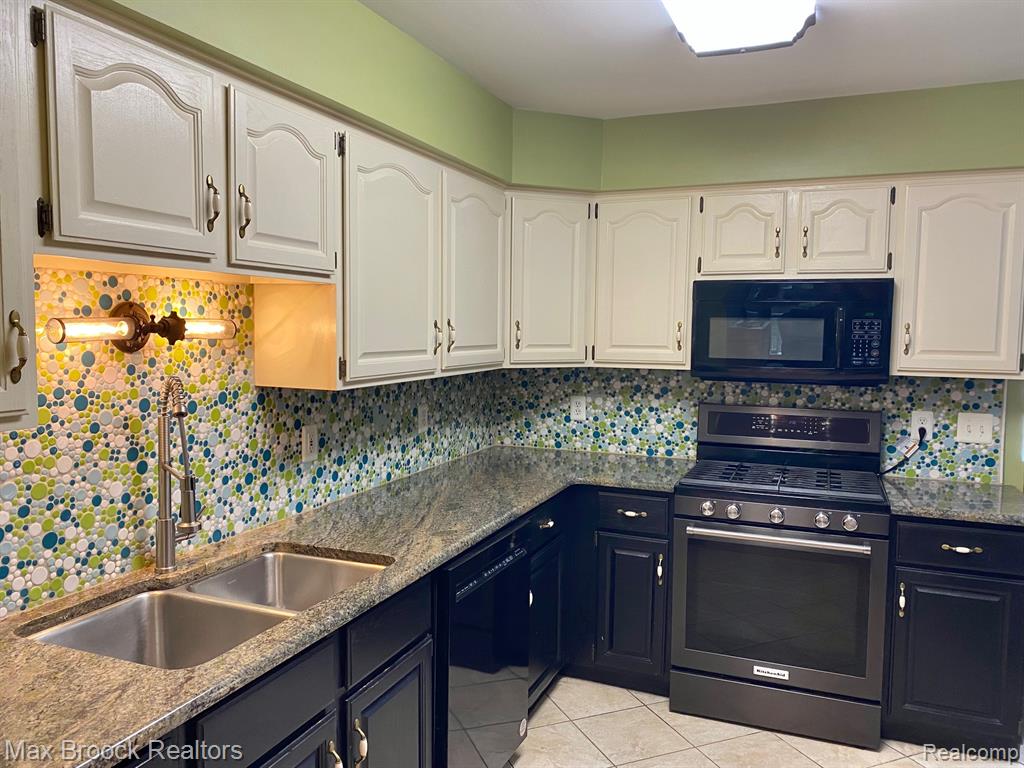 16226 PINE RIDGE Drive, Fraser, MI 48026 — Photo 13
