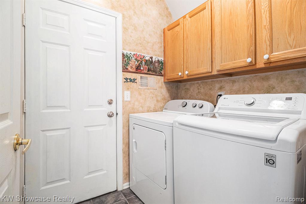 844 Wood Run Court, South Lyon, MI 48178 — Photo 16