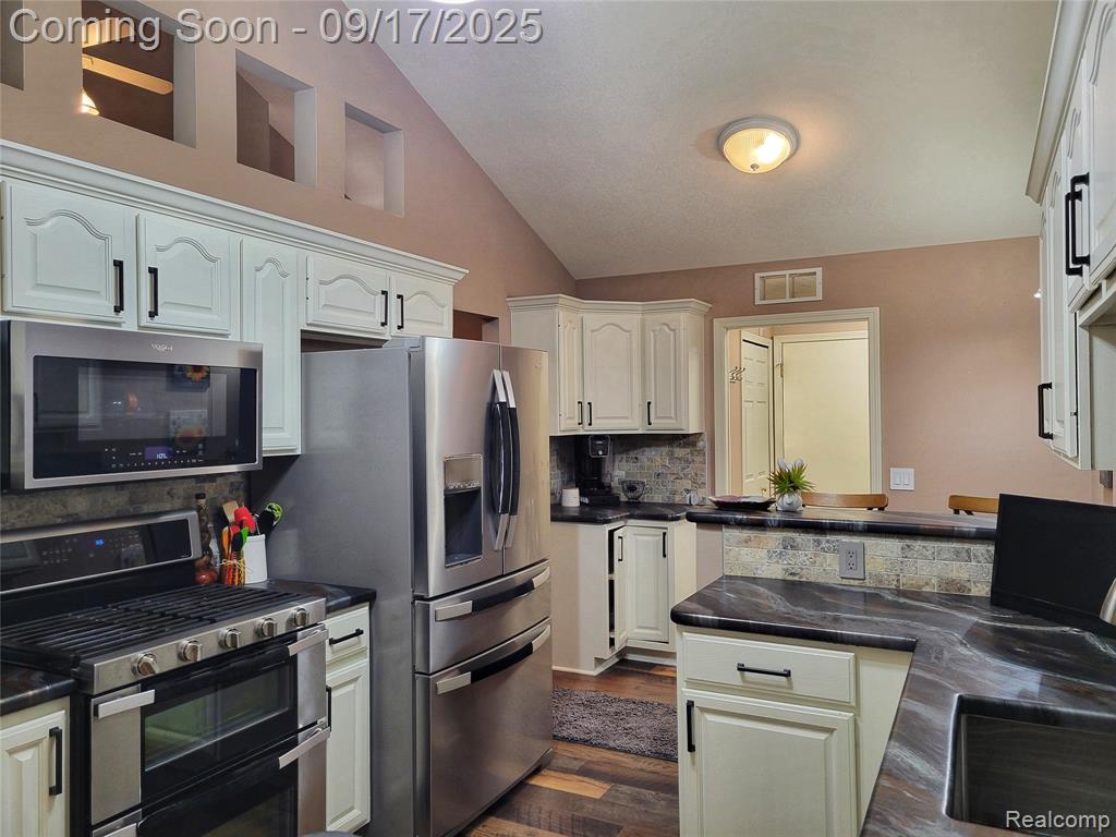5566 Elmhurst Drive, Trenton, MI 48183 — Photo 8