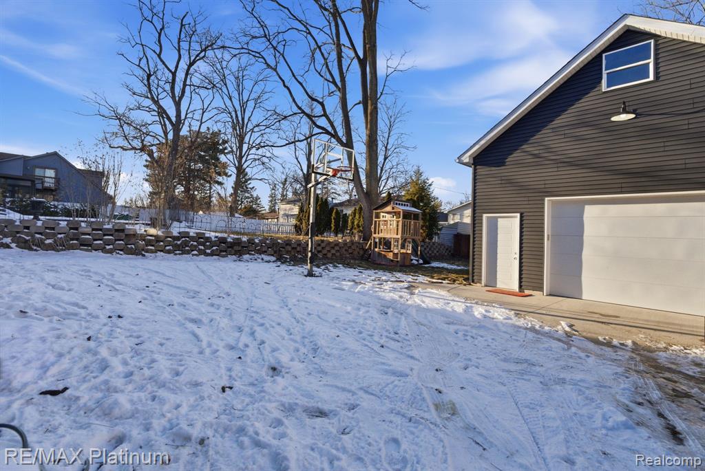 4960 Cooley Lake Road, Waterford, MI 48327 — Photo 25
