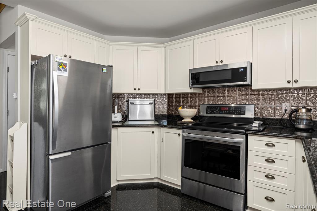 344 N Lake Angelus Road, Auburn Hills, MI 48326 — Photo 20