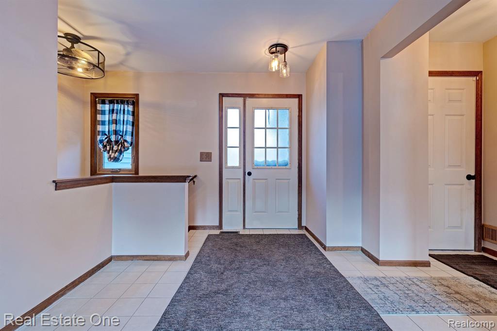 9045 E BLUEWATER Drive, Clarkston, MI 48348 — Photo 3