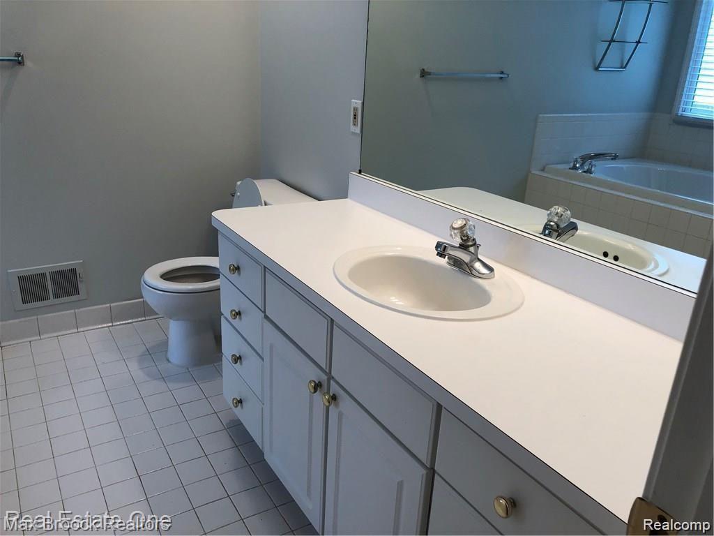 5273 SIMPSON LAKE Road, West Bloomfield, MI 48323 — Photo 16