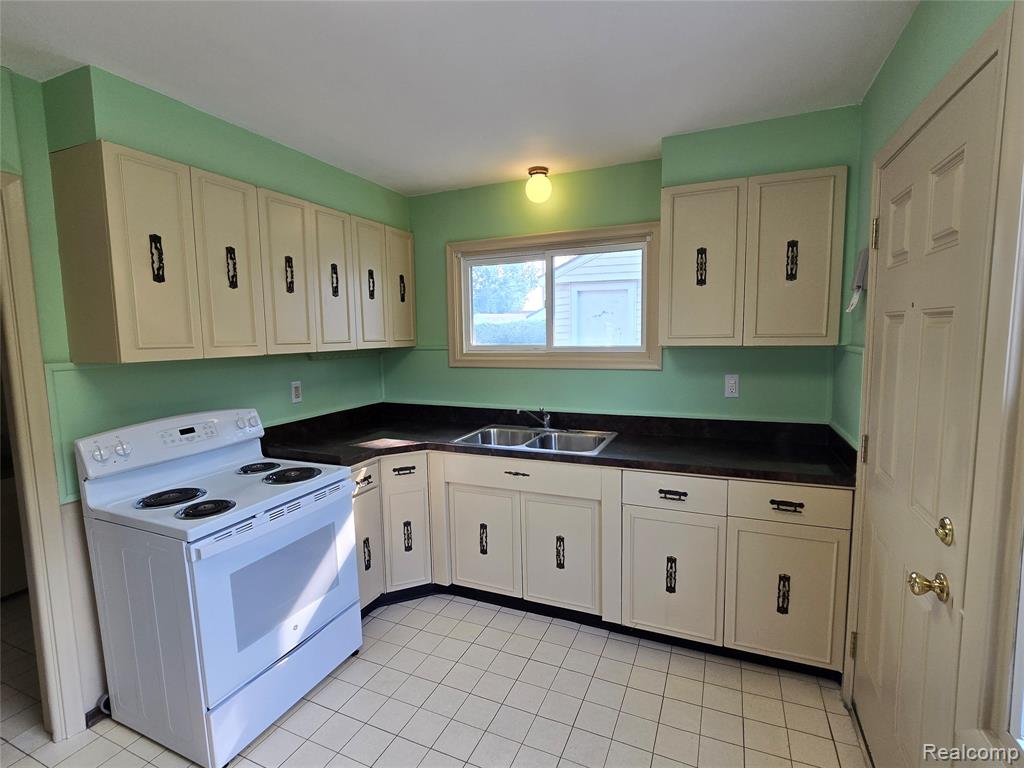 535 Lytle Place, Garden City, MI — Photo 10
