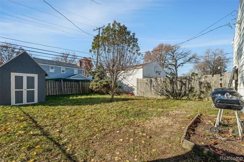 20462 Hollywood Street, Harper Woods, MI 48225 — Photo 24