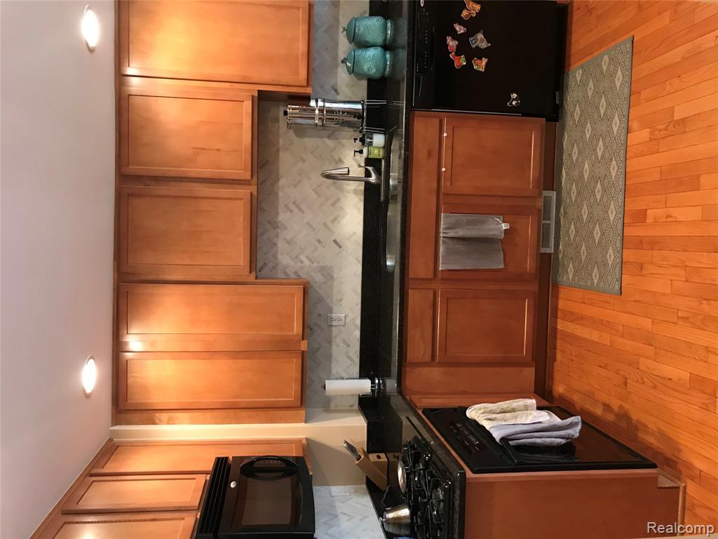 420 James Circle, Royal Oak, MI 48067 — Photo 4