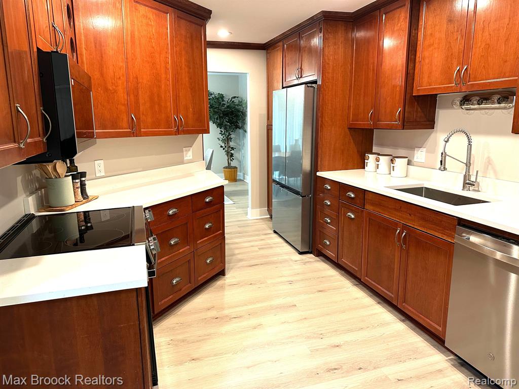 4347 FOXPOINTE Drive, West Bloomfield, MI 48323 — Photo 7